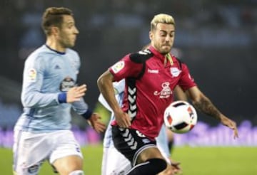 El defensa del Celta de Vigo Hugo Mallo (i) pelea un balón con el centrocampista del Deportivo Alavés Víctor Camarasa 