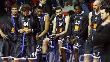 os jugadores del Uxue Bilbao Basket tras el partido ante el Lokomotiv.