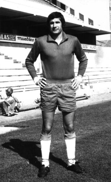 Nacido en Getxo, pasaría a engrosar las filas del Granada en 1971, en el que estuvo hasta 1976, llegando a ser su capitán. Formó parte del equipo que en la temporada 1973-1974 finalizó como sexto clasificado, la mejor posición en toda la historia del club.