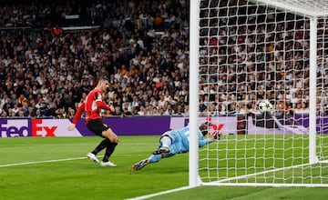 1-2. Disparo de Rafael Leão dentro del área, gran parada de Andriy Lunin y el balón rechazado, lo caza Álvaro Morata para marcar el segundo tanto a placer.