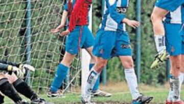<b>GOLEADA. </b>Lara celebra el sexto gol del Espanyol al Barça, que aún encajó otro más.
