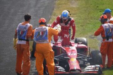 Fernando Alonso abandona la carrera por avería. 