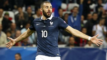 PAR01 NIZA (FRANCIA) 10/12/2015 .- Fotografía de archivo fechada el 8 de octubre de 2015 que muestra al delantero francés del Real Madrid Karim Benzema durante el partido que disputó Francia ante Armenia en el estadio