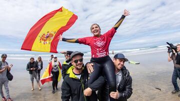 La surfista ciega Carmen López saliendo del agua a hombros tras ganar la categoría VI 1 del AmpSurf ISA World Para Surfing Championship 2020 celebrado en La Jolla (California, Estados Unidos).