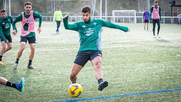 Emmanuel Insua durante un entrenamiento con el Racing de Ferrol.