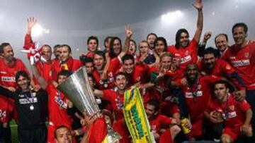<b>ÉPOCA DORADA. </b>Los jugadores del Sevilla celebran su segunda UEFA consecutiva en 2007.