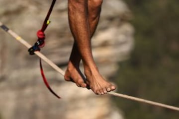 Es un deporte de equilibrio en el que se usa una cinta plana de nylon o poliéster que se engancha entre dos puntos fijos, generalmente árboles, y se tensa. Se diferencia del funambulismo en que en este se camina sobre un cable metálico. En el slackline ta