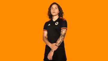 La Roma y Adidas presentaron la nueva equipaci¨®n alternativa para esta temporada. La nueva equipaci¨®n luce negra con el escudo de la Loba, que visti¨® el pecho romanista entre 1979 y 1997, y detalles art¨ªsticos recordando la ¨¦poca romana.