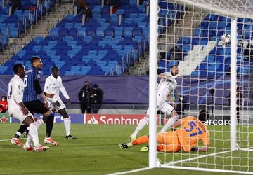 Cabezazo de Benzema al palo de la portería del Atalanta, en un momento del partido del pasado martes en el Di Stéfano.
