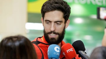 GRAF9883. LA LAGUNA (TENERIFE), 01/12/2018.- El alero de la selección española de baloncesto, Javier Beirán atiende a los medios de comunicación a su llegada al Aeropuerto Tenerife Norte con motivo del partido de clasificación para el Mundial China 2019 que disputarán mañana frente a la selección de Ucrania. EFE/Ramón de la Rocha