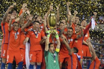 Tras 120 minutos infartantes, la Roja se quedó con el título tras superar por penales a la Albiceleste. Bravo fue el héroe chileno y Messi el villano argentino.