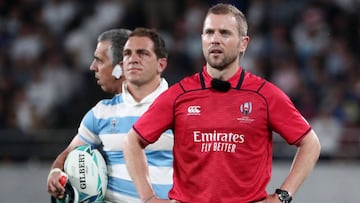 Australian referee Angus Gardner (R) watches a replay during the Japan 2019 Rugby World Cup Pool C match between France and Argentina at the Tokyo Stadium in Tokyo on September 21, 2019. (Photo by Behrouz MEHRI / AFP)