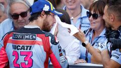 Pernat, a la izquierda con gafas de sol, recibiendo a Bastianini a pie de podio junto a Nadia Padovani y Manuel Poggiali.