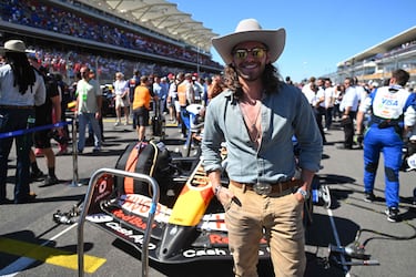 El cantante y compositor de country Warren Zeiters posa en el paddock del circuito.