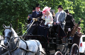 Un coche de caballos aparca en el hip¨®dromo de Ascot.