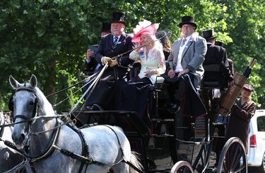 Un coche de caballos aparca en el hipódromo de Ascot.