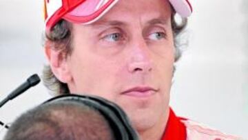 <b>PREPARATIVOS. </b>Un mecánico le coloca a Luca Badoer la radio.