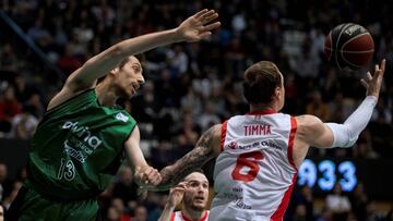 GRAF9636. BADALONA, 11/03/2018.- El alero lituano del Baskonia Janis Timma (d) con el balón ante el alero del Joventut José Ignacio Nogués (i) durante el partido de la vigésimo segunda jornada de liga ACB disputado hoy en el Pa