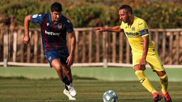 GRAFCVA6656. EL SALER, 20/07/2019.- El jugador del Villarreal CF, Santi Cazorla, disputa un balón con el jugador del Levante UD, Melero, durante el partido amistoso que disputan este sábado en al campo de fútbol del Parador de El Sale
