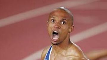 <b>ALEGRÍA. </b>Dovi, el último relevista francés, celebra el título en la meta.