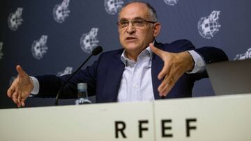 GRAF6031. LAS ROZAS (MADRID), 14/08/2019.- El secretario general de la Real Federación Española de Fútbol (RFEF), Andreu Camps, durante su intervención en la rueda de prensa ofrecida este miércoles en la Ciudad del F&uac