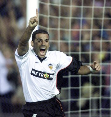 En la temporada 2001/02 fue fichado por el Valencia CF, donde se proclamó campeón de Liga.