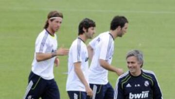 <b>SONRIENTE. </b>Mourinho estuvo relajado en la sesión de entrenamiento de ayer, en Valdebebas.
