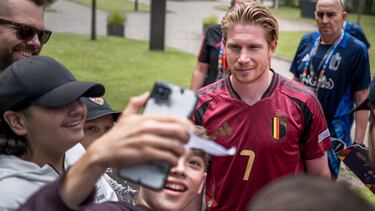 De Bruyne se fotografía con un fan.