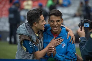 Cruz Azul y América le cumplen sueño a aficionado