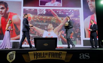 Jorge Garbajosa, presidente de la FIBA Europa, con el balón dorado de Felipe Reyes.  Exjugador y embajador del Real Madrid. Intengrante de los Júnior de Oro, alza la Copa con el Estudiantes en el 2000. Con el conjunto blanco pasa 17 años y gana todo, incluidas dos Euroligas (2015 y 2018). Con España, 236 partidos y diez medallas.