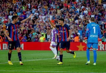 Pedri celebrando el gol que acaba de anotar.