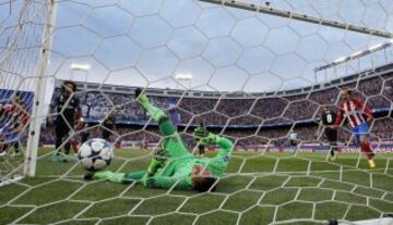 1-0. Sa¨²l ?iguez marc¨® el primer gol.