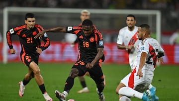 Colombia's forward Luis Sinisterra (C) and Peru's defender Alexander Callens (R) fight for the ball nex to Colombia's defender Daniel Munoz during the 2026 FIFA World Cup South American qualifiers football match between Peru and Colombia, at the Monumental stadium in Lima, on September 6, 2024. (Photo by ERNESTO BENAVIDES / AFP)