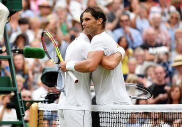 Novak Djokovic y Rafael Nadal se saludan tras terminar su partido.