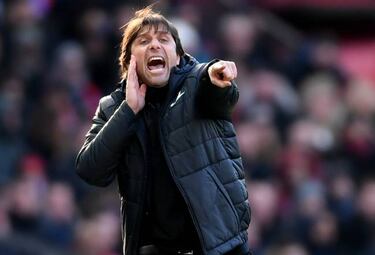 Conte could save Chelsea job by beating Barcelona, claims Gullit