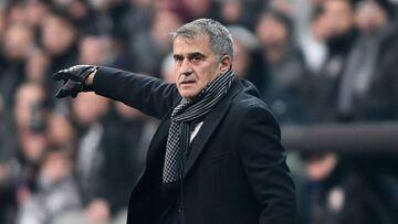 Senol Günes da órdenes en un partido del Besiktas.