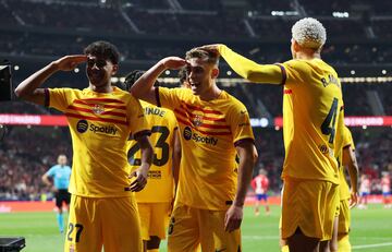 El centrocampista onubense celebra el tercer tanto que marca en el minuto 64 con sus compañeros de equipo, Lamine Yamal y Ronald Araujo.