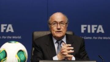 POR DONDE PISA BLATTER... Blatter en una conferencia en FIFA, que se niega a que el Mundial femenino se juegue sobre hierba natural.