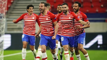 Soldado y los jugadores del Granada celebran el tanto que valió el pase.