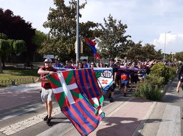 La llegada de los seguidores a Alcorcón, camino del estadio