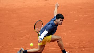 Carlos Alcaraz devuelve una bola durante su partido ante Felix Auger-Aliassime.