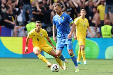 Munich (Germany), 17/06/2024.- Andriy Yarmolenko of Ukraine (R) in action against Adrian Rus of Romania during the UEFA EURO 2024 Group E soccer match between Romania and Ukraine, in Munich, Germany, 17 June 2024. (Alemania, Rumanía, Ucrania) EFE/EPA/MOHAMED MESSARA
