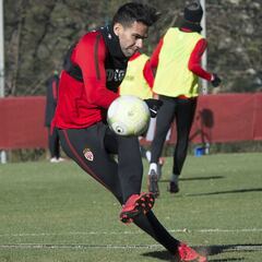Falcao se recupera para retomar su lucha con Cavani