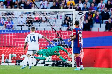 El portero del Barcelona, Ter Stegen, no pudo hacer nada tras el duro disparo de Bellingham que supuso el empate a uno. 