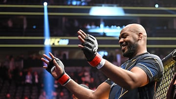 Jon Jones despu¨¦s de someter a Ciryl Gane.