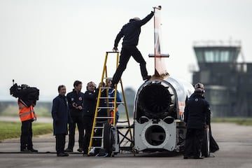 El Bloodhound SSC Supersonic diseñado por el aerodinamista de 87 años Ron Ayers en colaboración con Richard Noble, tiene previsto alcanzar el récord de los 1.609 kilómetros por hora en el desierto Hanskeen Pan de Sudáfrica.