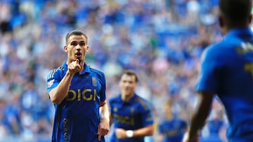 OVIEDO, 30/08/2025.- El centrocampista belga del Oviedo Leander Dendoncker celebra el primer gol de su equipo en el partido de LaLiga entre el Real Oviedo y la Real Sociedad, este sábado en el estadio Carlos Tartiere. EFE/Paco Paredes
