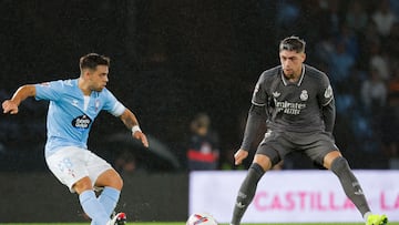 VIGO (PONEVEDRA), 19/10/2024.- El centrocampista uruguayo del Real Madrid Fede Valverde (d) disputa un balón con el centrocampista del Celta Fran Beltrán, durante el partido de la décima jornada de LaLiga EA Sports que Celta de Vigo y Real Madrid disputan este sábado en el estadio de Balaídos. EFE/Lavandeira