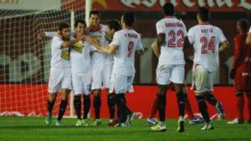 Los jugadores del Sevilla celebran el 0-3, obra de Medel. El equipo de M&iacute;chel se llev&oacute; una gran alegr&iacute;a en Mallorca.