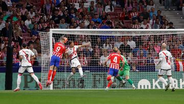 Centro de Giuliano Simeone llegando hasta lnea de fondo, encontrando a Sorloth en el segundo palo, que se 'come' a Lejeune y la manda a guardar con un remate a bocajarro.